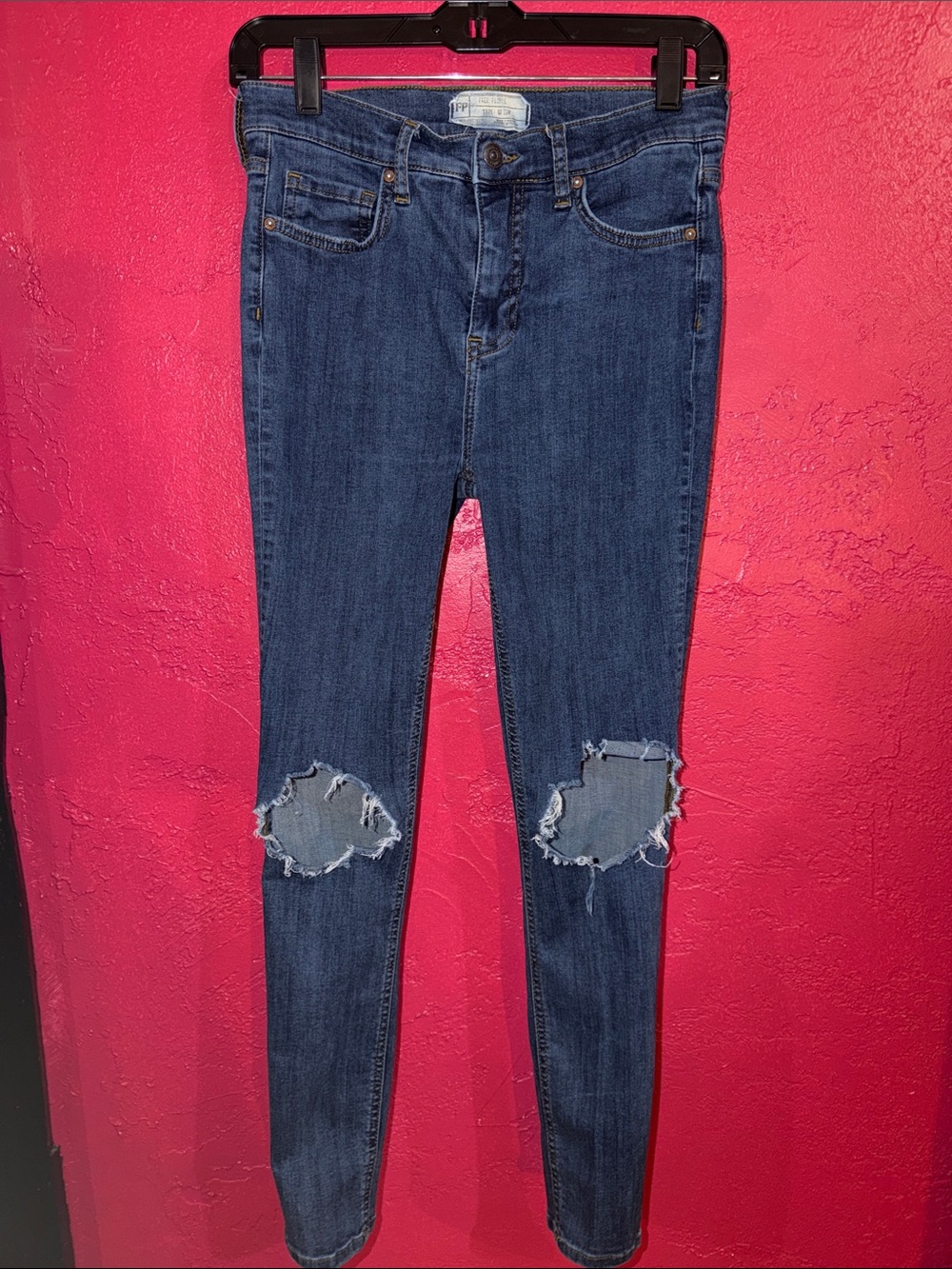 Free People blue denim Ripped Knee Skinny Jeans. Sz 28.